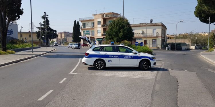 Cisterna, provoca un incidente e si dà alla fuga. Trovato dalla polizia locale