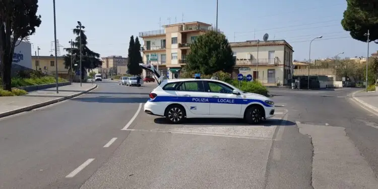 Cisterna, provoca un incidente e si dà alla fuga. Trovato dalla polizia locale