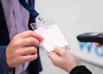 Personalizzare porta badge e lanyard per convegni, fiere ed eventi aziendali
