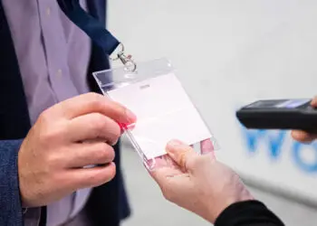 Personalizzare porta badge e lanyard per convegni, fiere ed eventi aziendali