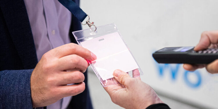 Personalizzare porta badge e lanyard per convegni, fiere ed eventi aziendali