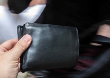 Ruba portafogli in un tabacchi a Latina. Individuata dai carabinieri