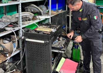 Sabaudia, scoperta un’autofficina abusiva: il titolare trovato con droga e pistola
