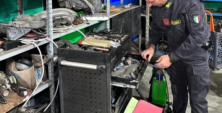 Sabaudia, scoperta un’autofficina abusiva: il titolare trovato con droga e pistola