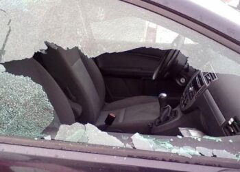 Follia in centro a Latina: straniero distrugge le auto in sosta con un martello
