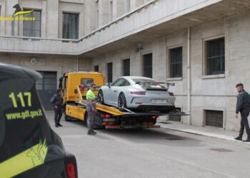 Evasione milionaria: sequestrata anche una Porsche a un imprenditore pontino