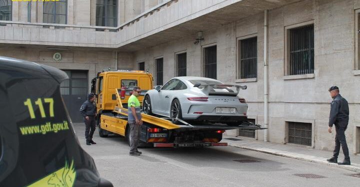 Evasione milionaria: sequestrata anche una Porsche a un imprenditore pontino