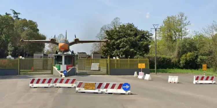 A folle velocità entra nell’aeroporto militare di Latina Scalo, abbatte la sbarra e poi si ribalta con l’auto