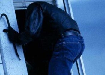 Il ladro entra dalla finestra: studentessa di Latina lo chiude a chiave dentro la stanza