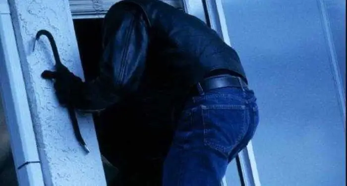 Il ladro entra dalla finestra: studentessa di Latina lo chiude a chiave dentro la stanza