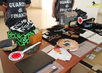 Vendevano abiti firmati falsi sui social: nei guai due giovani pontini