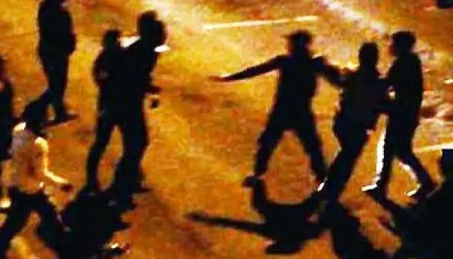 Folle rissa tra stranieri a Sabaudia, con bottiglie e mazze da baseball: 6 denunciati