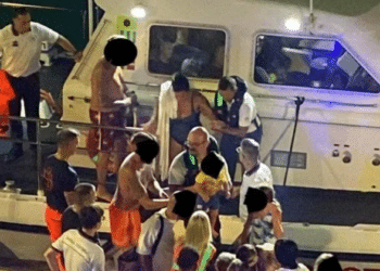 Gommone alla deriva a Ponza: la Guardia Costiera salva 5 bambini e una donna incinta