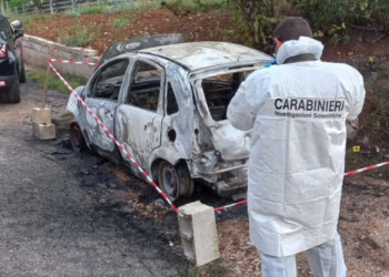 Bruciano la macchina del sindaco pontino: i carabinieri arrestano due persone