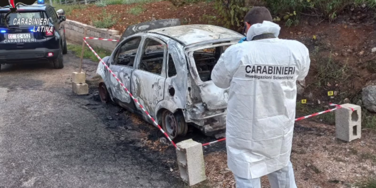Bruciano la macchina del sindaco pontino: i carabinieri arrestano due persone
