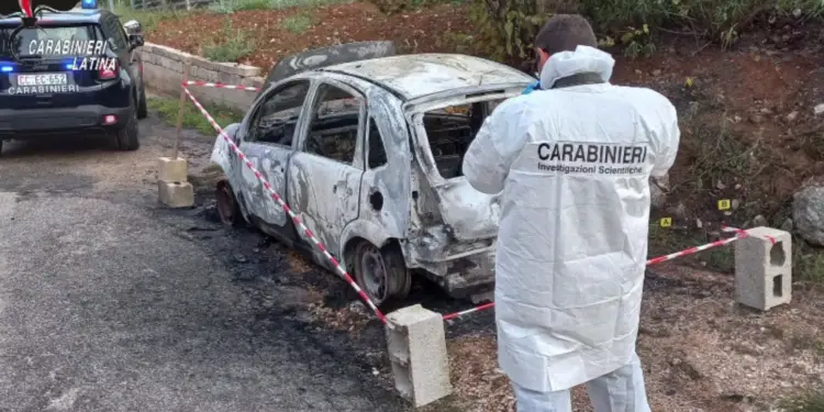 Bruciano la macchina del sindaco pontino: i carabinieri arrestano due persone
