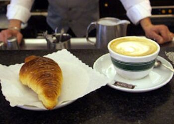 Cisterna, cornetto e caffè al bar poi tira fuori un coltello: messo in fuga dai clienti