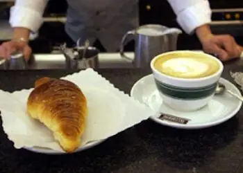 Cisterna, cornetto e caffè al bar poi tira fuori un coltello: messo in fuga dai clienti