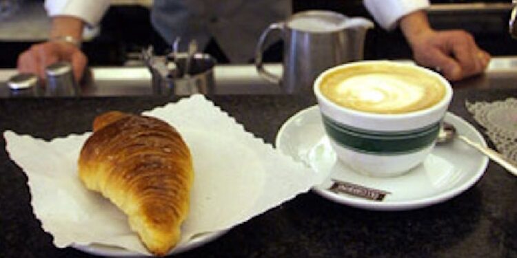 Cisterna, cornetto e caffè al bar poi tira fuori un coltello: messo in fuga dai clienti
