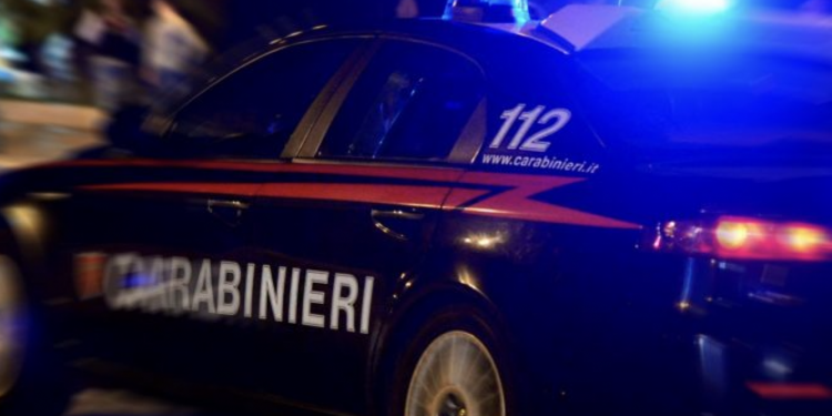 Tunisino non si ferma all’alt e tenta di travolgere un carabiniere, poi fugge contromano a Terracina