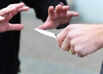 Cisterna, anziano minacciato con un coltello alla gola e rapinato: colto da malore dopo l’aggressione