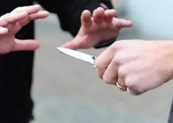 Cisterna, anziano minacciato con un coltello alla gola e rapinato: colto da malore dopo l’aggressione