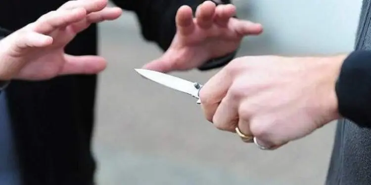 Cisterna, anziano minacciato con un coltello alla gola e rapinato: colto da malore dopo l’aggressione