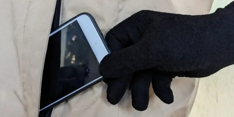 Serie di furti al Liceo Classico di Latina: rubati numerosi cellulari