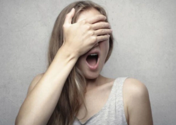 Si spoglia nudo davanti a una scuola pontina: 39enne nei guai