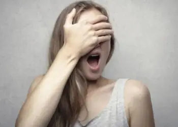 Si spoglia nudo davanti a una scuola pontina: 39enne nei guai