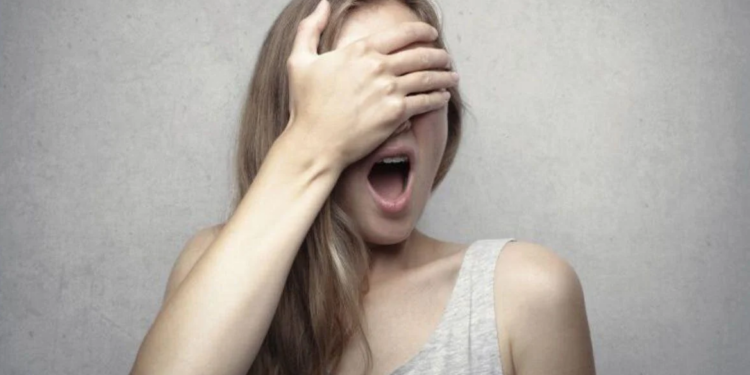 Si spoglia nudo davanti a una scuola pontina: 39enne nei guai