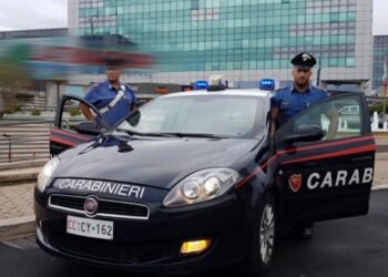 Latina, adolescente aggredito e derubato al centro commerciale: tre minorenni nei guai