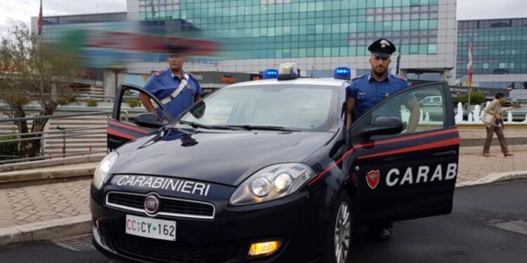 Latina, adolescente aggredito e derubato al centro commerciale: tre minorenni nei guai