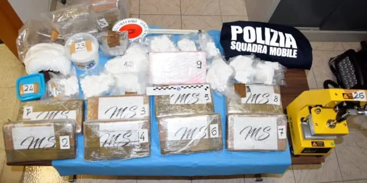 Maxi sequestro di droga a Cisterna: incensurato fermato con 13 kg di cocaina e 2 di hashish