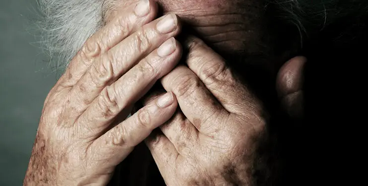 Latina, banda di truffatori inganna anziana: bottino di oltre 100mila euro in gioielli e orologi