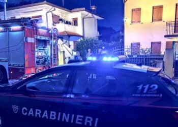 Auto prende improvvisamente fuoco all’interno di un garage: paura nella notte a Foce Verde