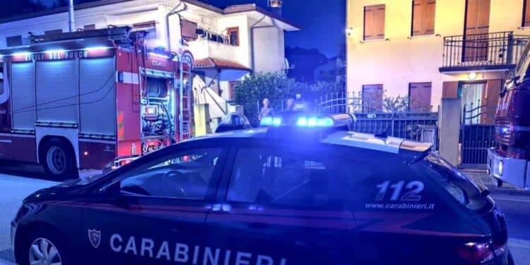 Auto prende improvvisamente fuoco all’interno di un garage: paura nella notte a Foce Verde