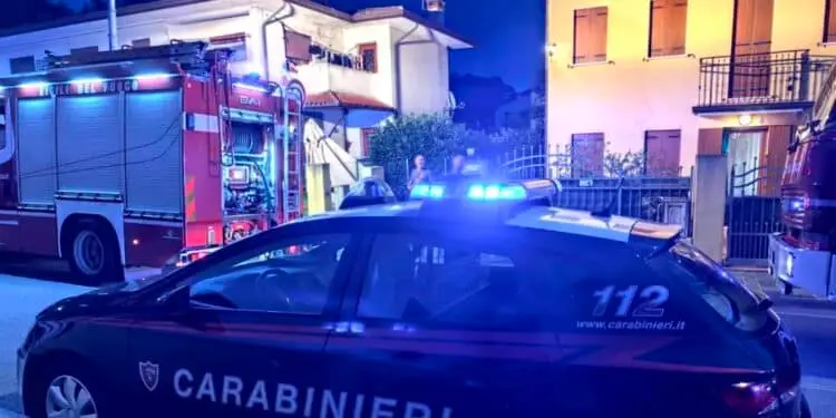 Auto prende improvvisamente fuoco all’interno di un garage: paura nella notte a Foce Verde