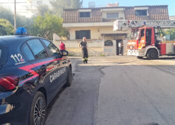 Fiamme in una palazzina in provincia di Latina: salvi due adulti e una bambina bloccati sul balcone