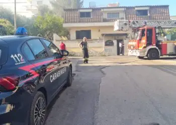 Fiamme in una palazzina in provincia di Latina: salvi due adulti e una bambina bloccati sul balcone
