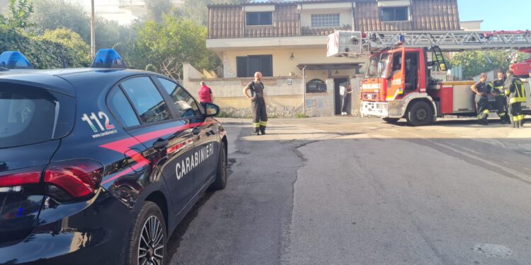 Fiamme in una palazzina in provincia di Latina: salvi due adulti e una bambina bloccati sul balcone
