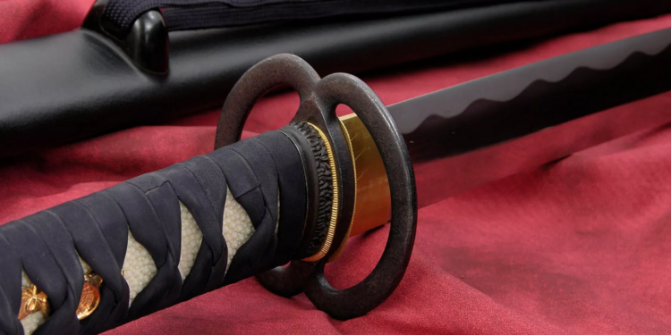 Latina, minorenne fermato con una katana nella zona della movida: la brandiva davanti ai locali