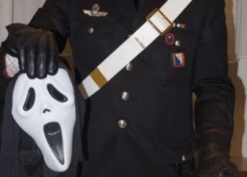 Come in un film dell’orrore. Con l’ascia e la maschera di Halloween aggredisce un uomo in provincia di Latina