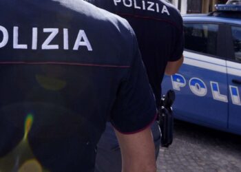 Paura in un bar di Latina: donna in pigiama schiaffeggia una cliente e prende a morsi il titolare