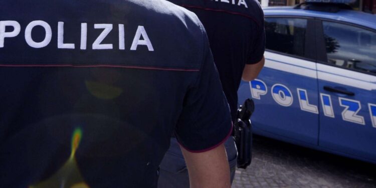 Paura in un bar di Latina: donna in pigiama schiaffeggia una cliente e prende a morsi il titolare