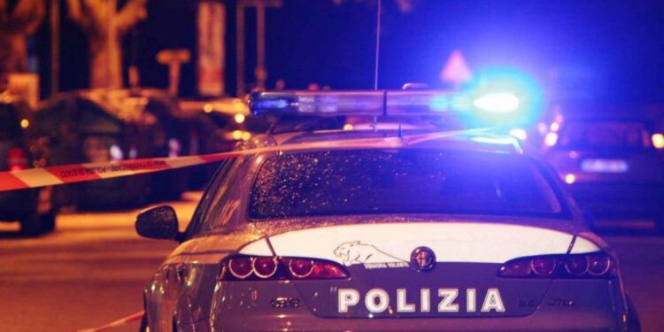 Latina, esplode ordigno sull’auto della professoressa: testimone vede ragazzi scappare