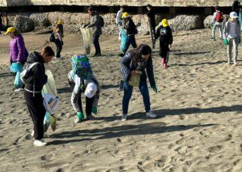 Centinaia di studenti in azione sul lungomare di Latina: raccolti 850 kg di rifiuti