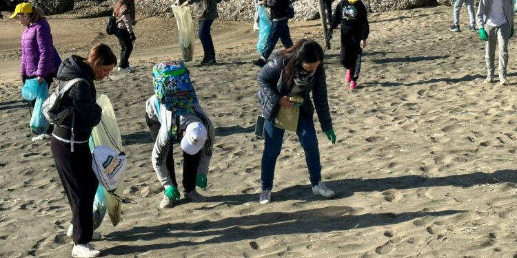 Centinaia di studenti in azione sul lungomare di Latina: raccolti 850 kg di rifiuti