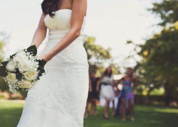 Matrimonio rovinato in provincia di Latina: ruba il bouquet della sposa e fugge in bicicletta