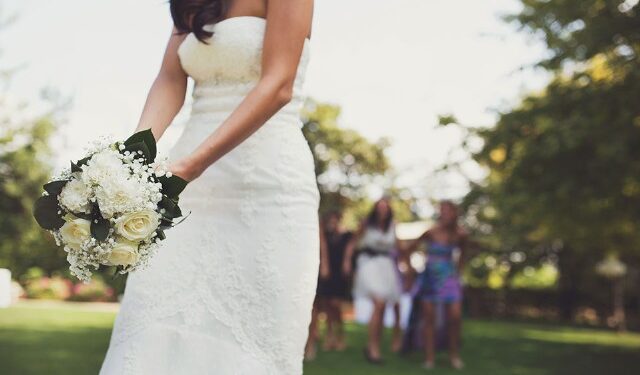 Matrimonio rovinato in provincia di Latina: ruba il bouquet della sposa e fugge in bicicletta